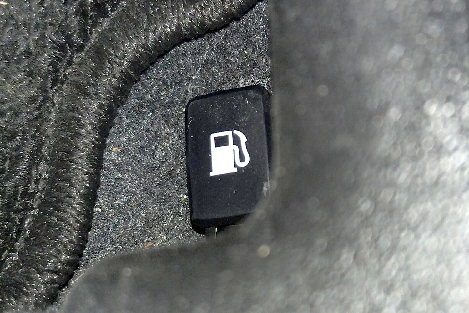 最近の国産車から給油口を開けるためのレバーが消えたワケ 〜 画像9