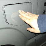 【画像】給油口を開けるレバーがない！　久々にクルマを乗り換えた昭和オヤジが驚くイマドキのクルマから「レバーが消えた」理由とは 〜 画像10