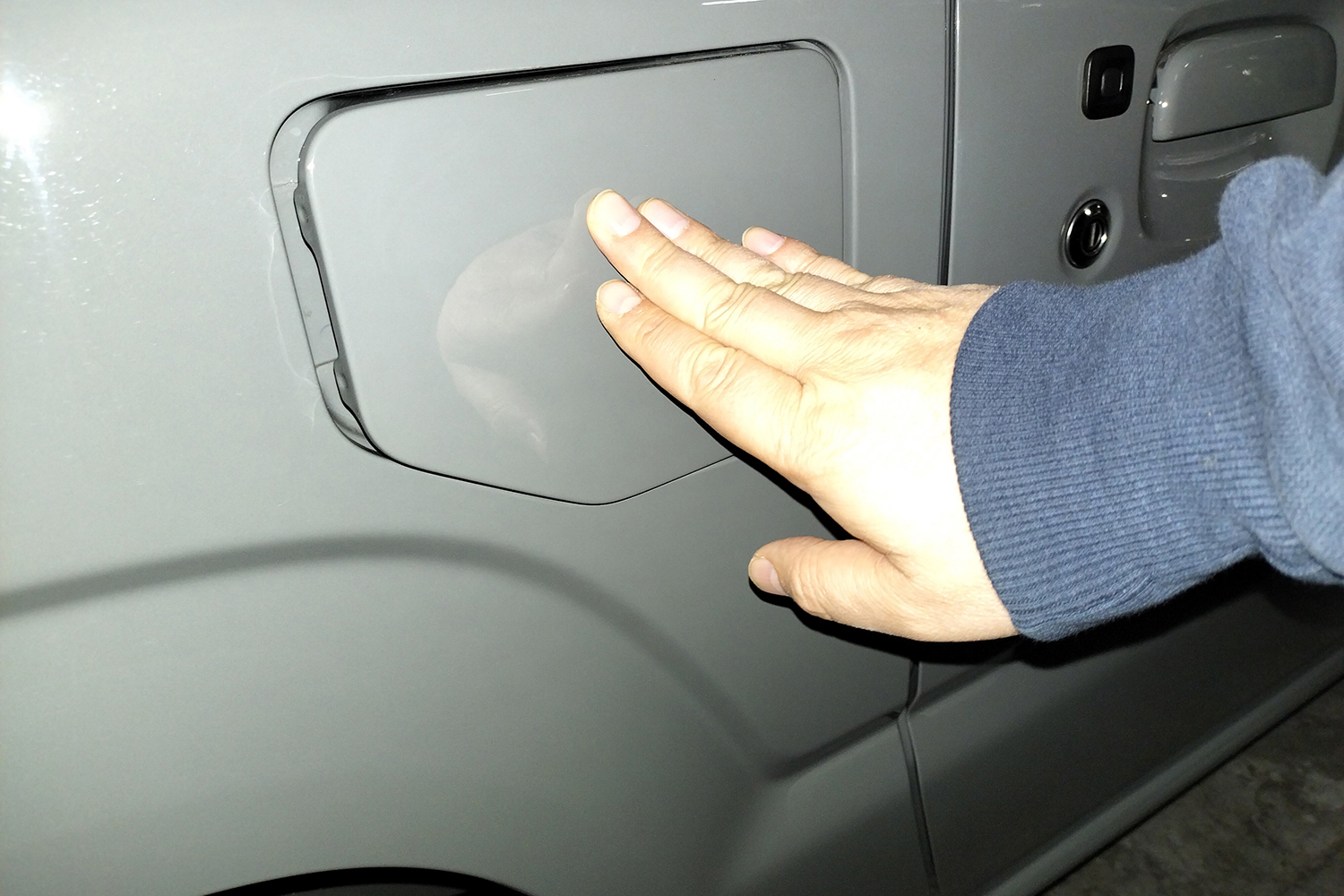 プッシュ式の給油口 〜 画像10