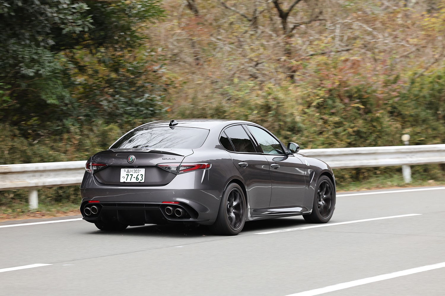 アルファロメオ・ジュリア・クワドリフォリオ・エストレマの走行シーン