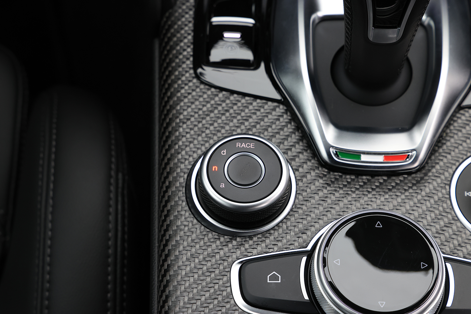 520馬力のFRハイパフォセダンとＢセグコンパクトSUV「ジュニア」それぞれの存在意義 〜 画像30