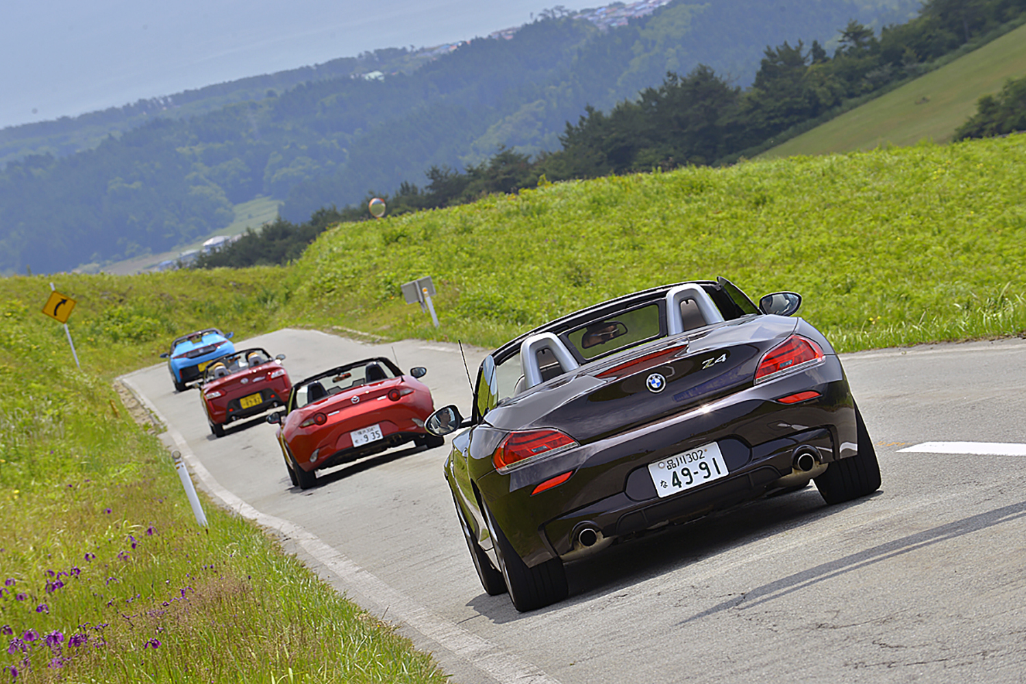 オープンカーの走行シーン