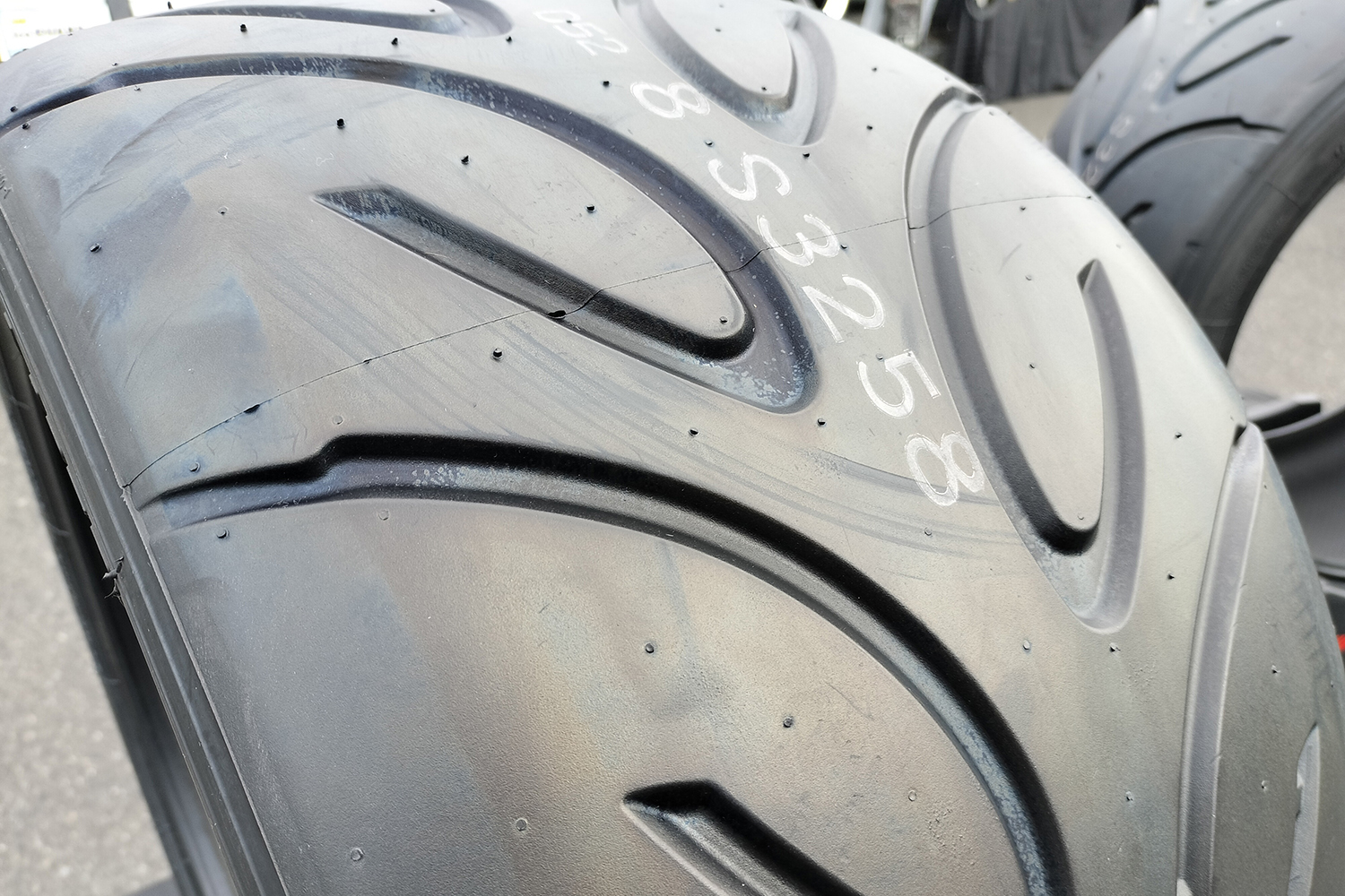 スポーツタイヤのトレッドパターン 〜 画像1