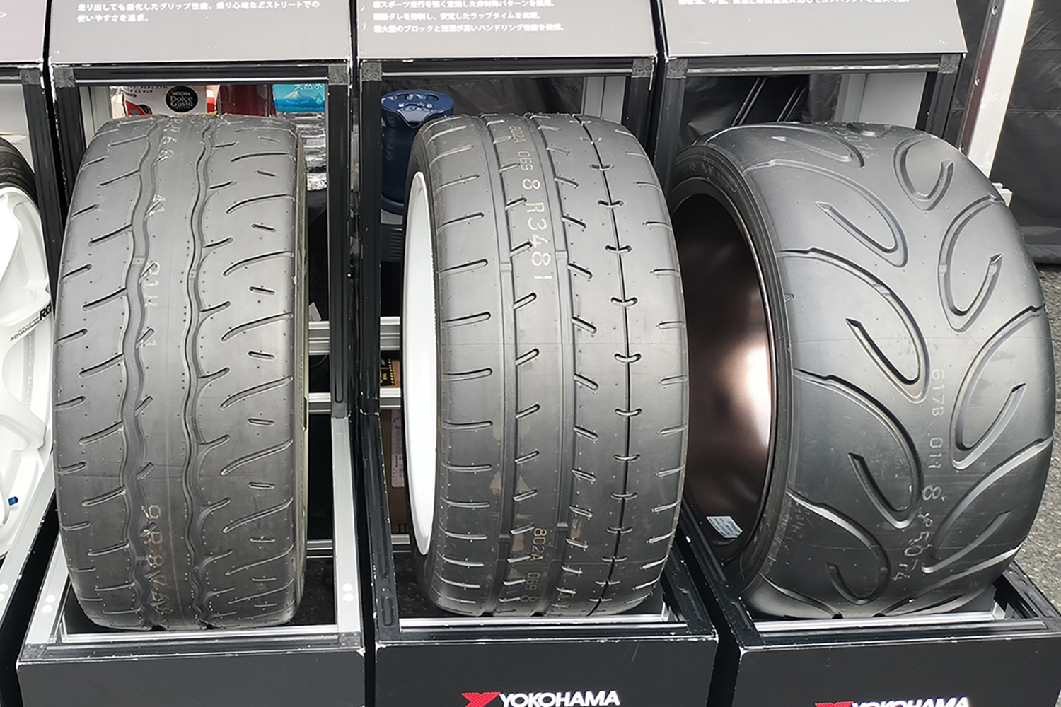 トレッドのデザインが異なるスポーツタイヤ