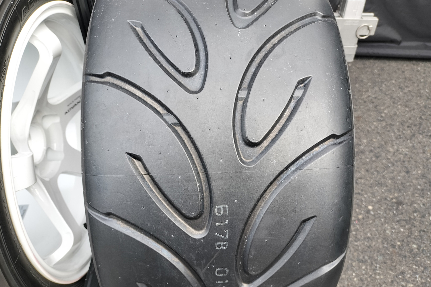 スポーツタイヤの独特なリブとラグには見た目のインパクトだけでなくきちんとした役割がある 〜 画像3