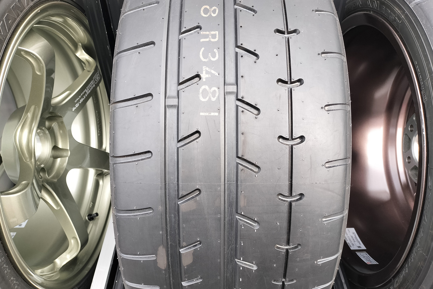 スポーツタイヤの独特なリブとラグには見た目のインパクトだけでなくきちんとした役割がある 〜 画像4