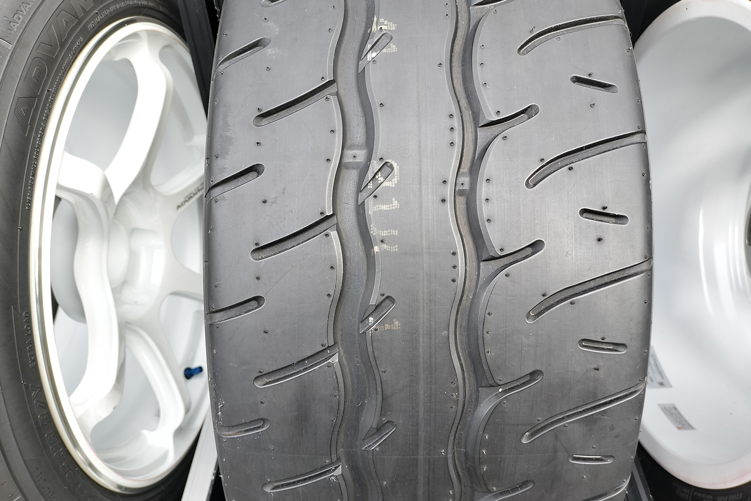 スポーツタイヤの独特なリブとラグには見た目のインパクトだけでなくきちんとした役割がある 〜 画像5