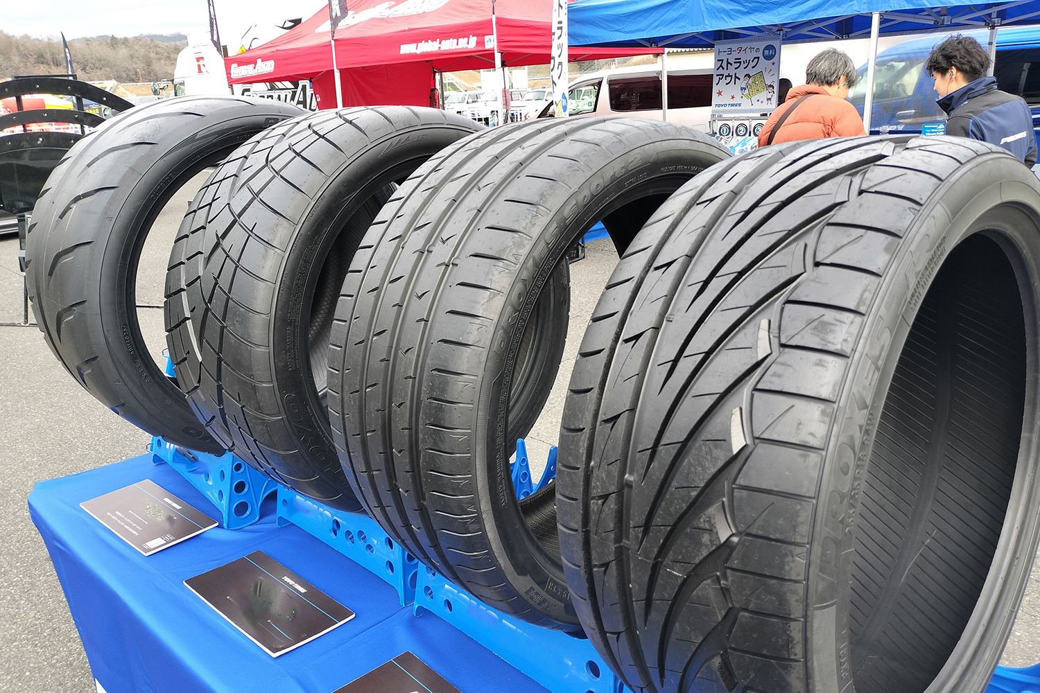 トレッドのデザインが異なるスポーツタイヤ