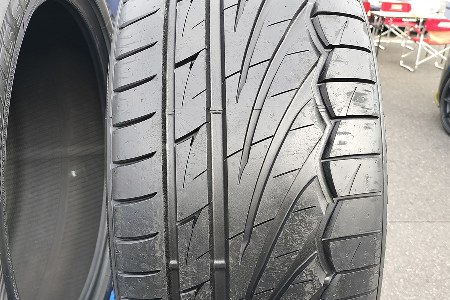 スポーツタイヤの独特なリブとラグには見た目のインパクトだけでなくきちんとした役割がある 〜 画像9