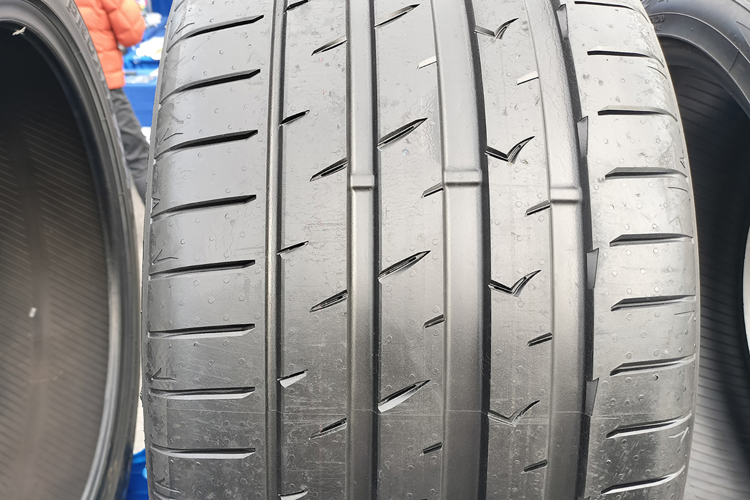 スポーツタイヤの独特なリブとラグには見た目のインパクトだけでなくきちんとした役割がある 〜 画像10