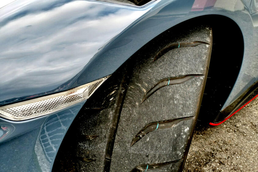 正解は無限にある!?　スポーツタイヤの「溝の形」がメーカーによってまったく違うワケ