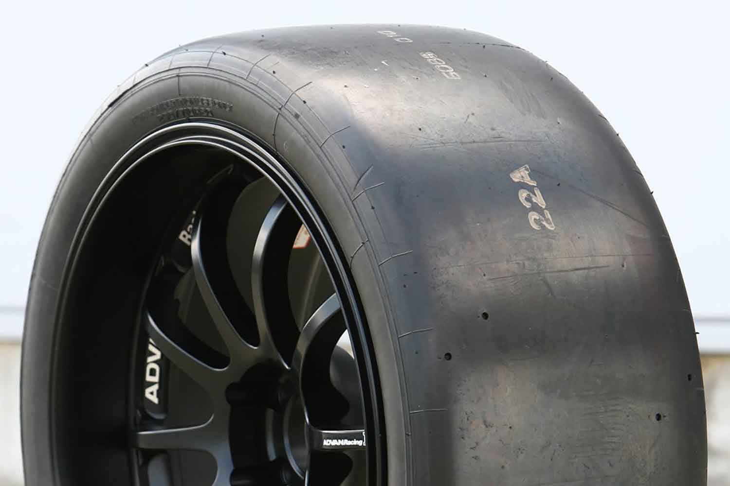 モータースポーツ用のスリックタイヤ