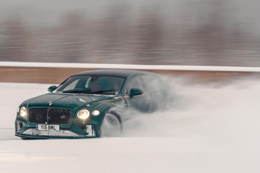高級セダンなのにバカッ速！　ベントレーが氷雪路でみせた圧巻のパフォーマンスとは？