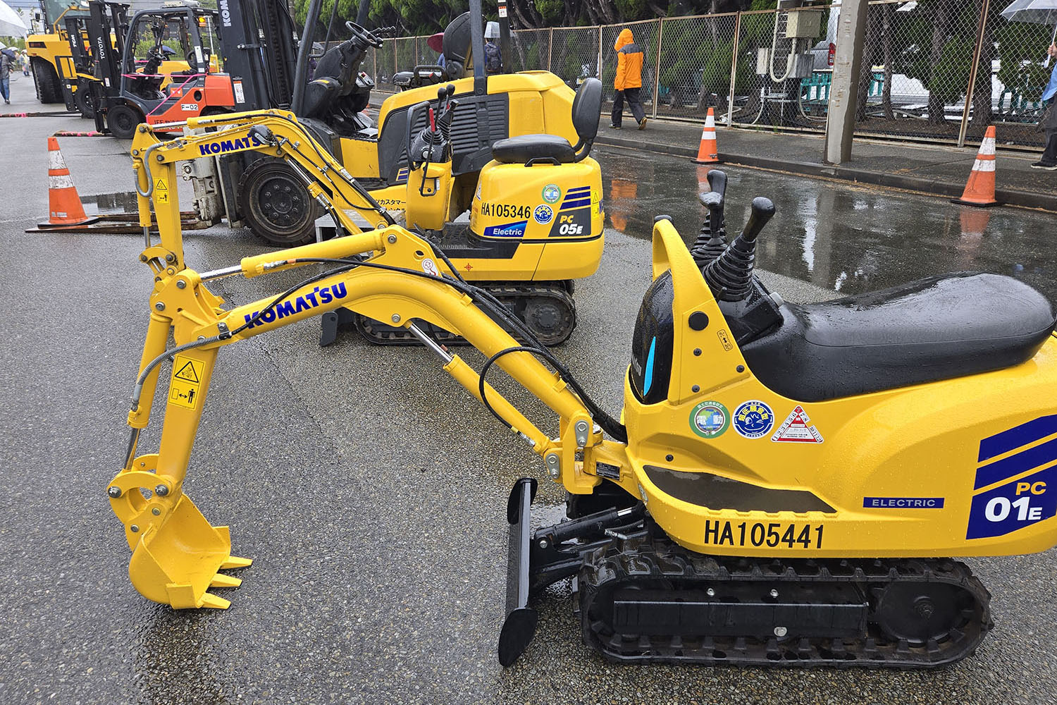 「コマツPC01E」は見た目こそ極小だけど道路工事の現場などで活躍するホンキのショベルカーだった
