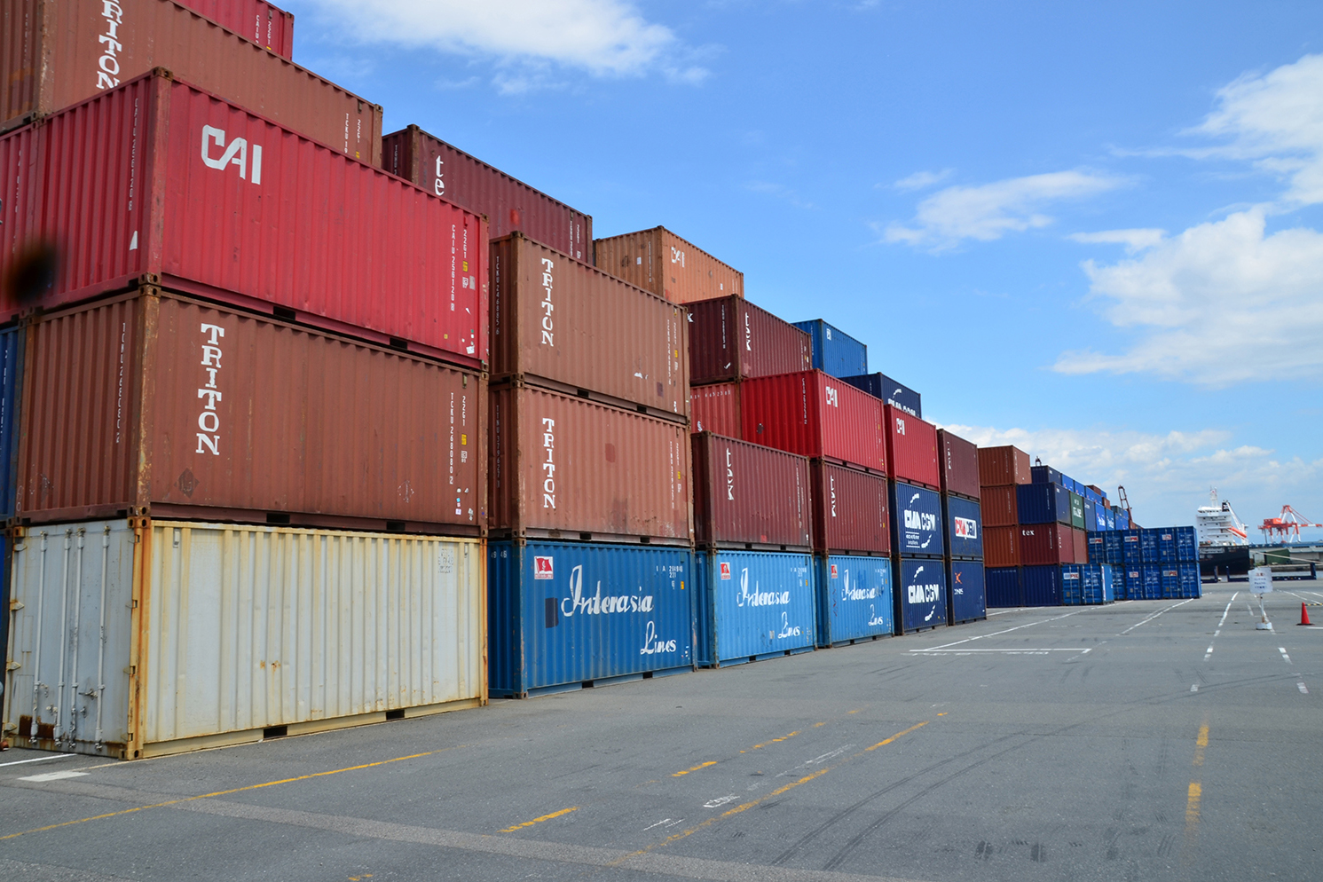 積み上げられたコンテナ 〜 画像1