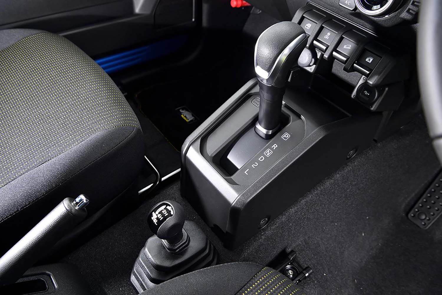 スズキ・ジムニーのシフトノブと副変速機