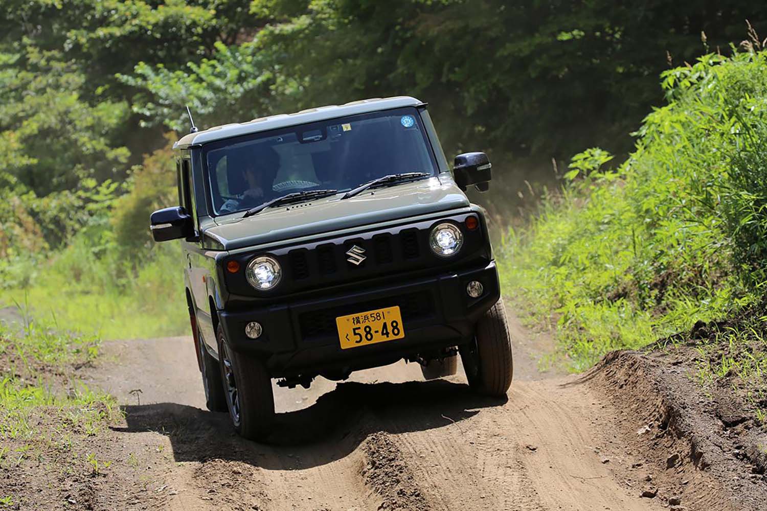 スズキ・ジムニーの走行シーン