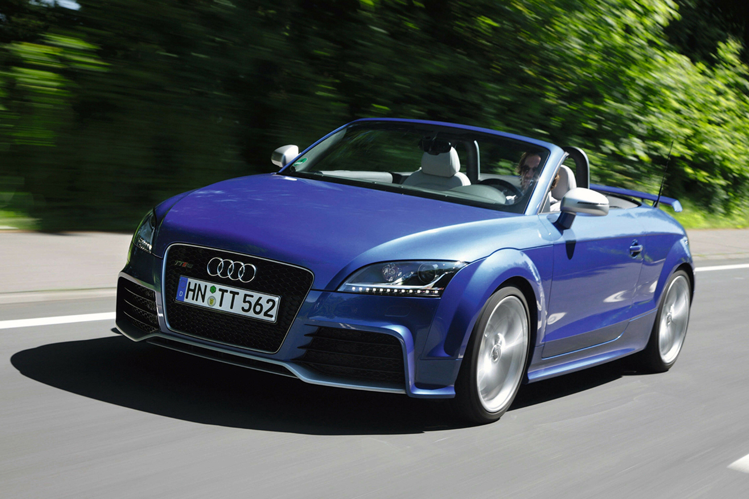 アウディTT RSの走行シーン