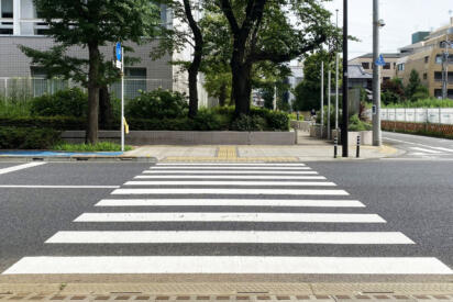 歩行者が渡ろうとしていたら停車……だけじゃない！　「違反だらけ」の信号のない横断歩道のルールをキッチリ確認!!