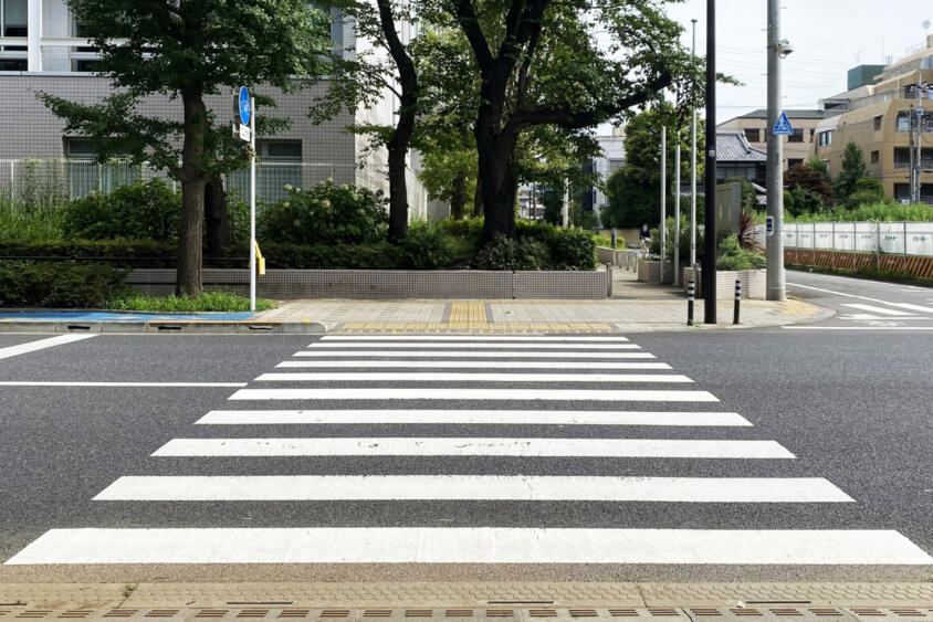 歩行者が渡ろうとしていたら停車……だけじゃない！　「違反だらけ」の信号のない横断歩道のルールをキッチリ確認!!