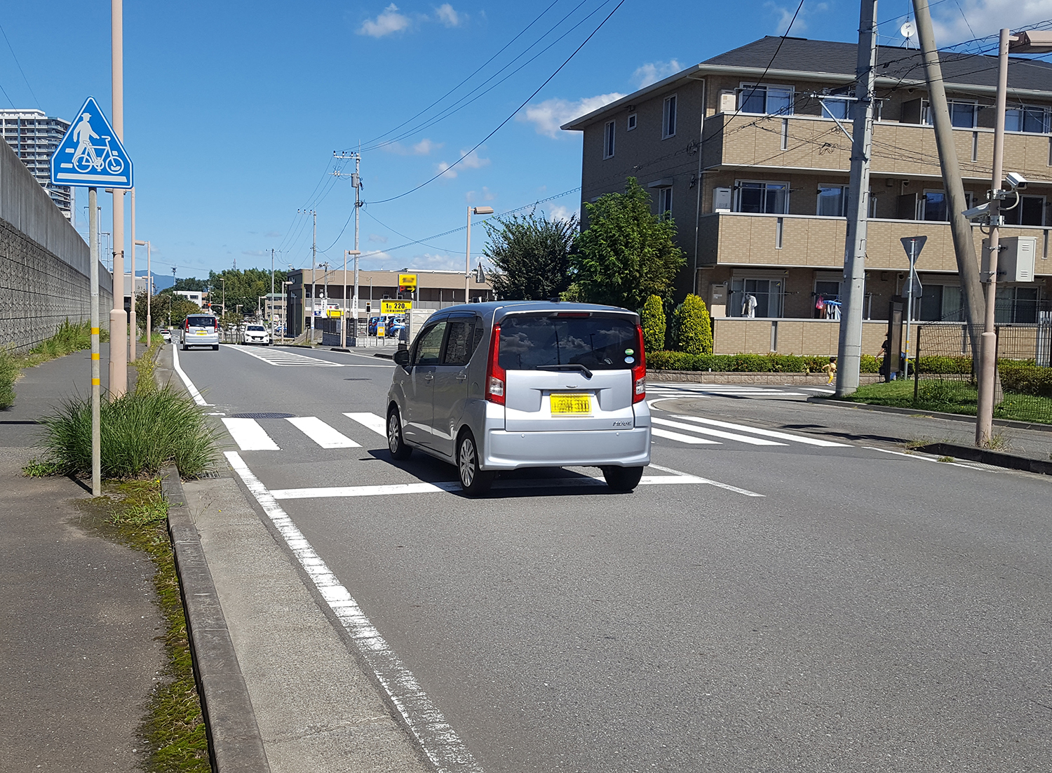 横断歩道を通過する車両