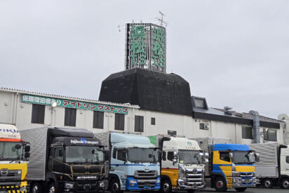 食堂はガッツリ系！　お風呂に宿泊にゲーセンまで!!　一般人も入れる「トラックステーション」に潜入したら楽しすぎた