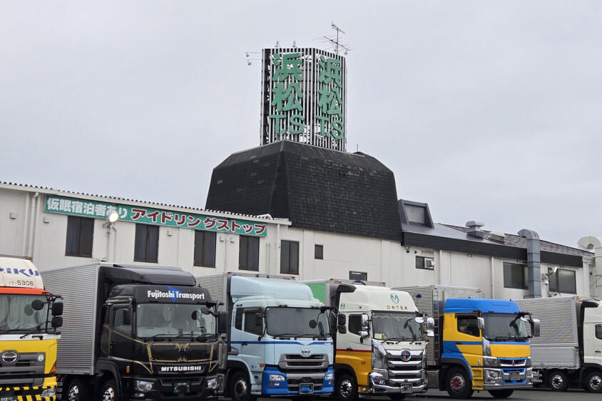 食堂はガッツリ系！　お風呂に宿泊にゲーセンまで!!　一般人も入れる「トラックステーション」に潜入したら楽しすぎた