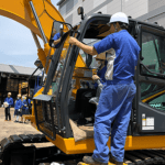 建機メーカーが「ショベルカー操作」もある中学生の職場体験を実施！　将来的な人手不足解消に期待!!