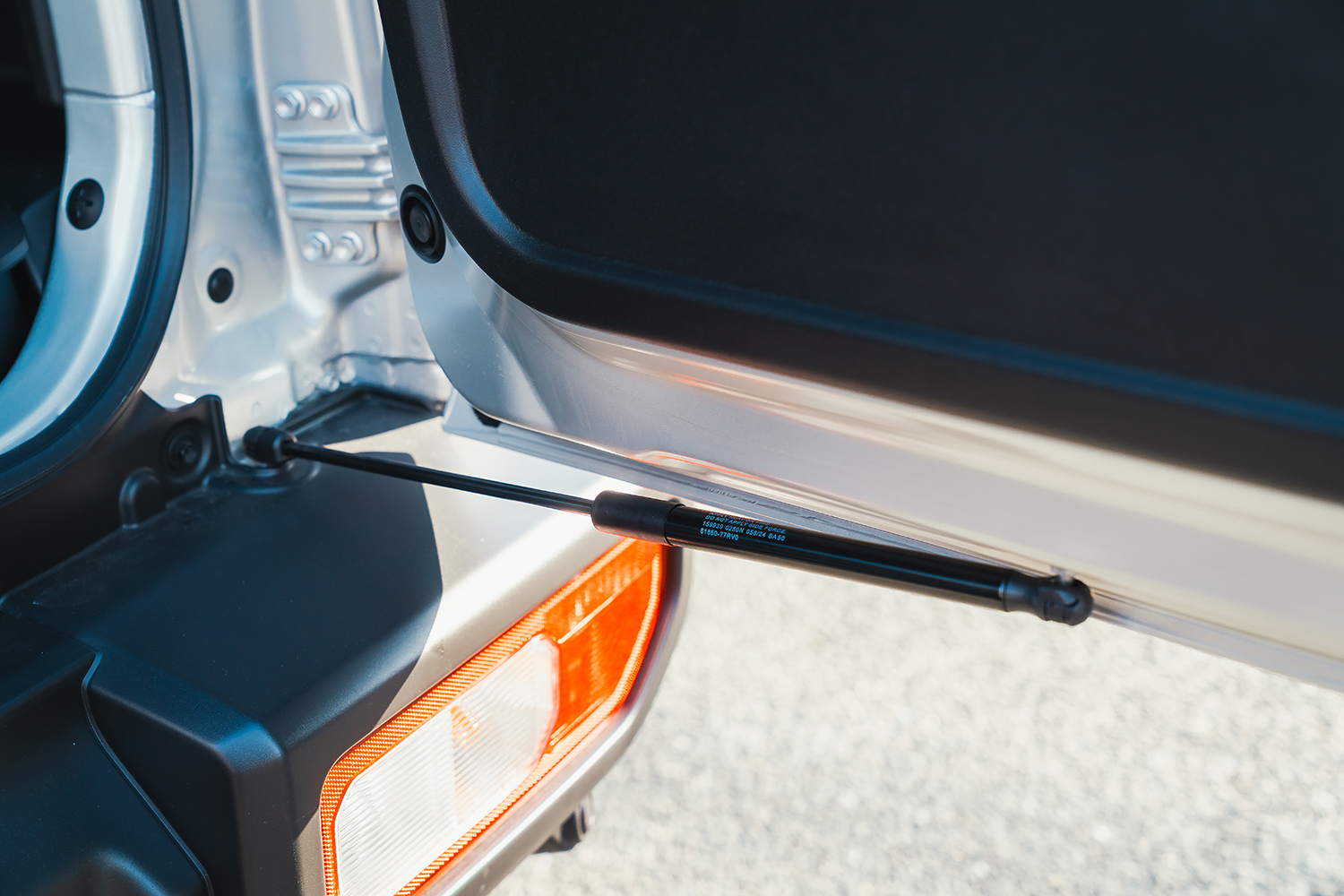 スズキ・ジムニーシエラ「クラギースタイル」のバックドアダンパー 〜 画像19