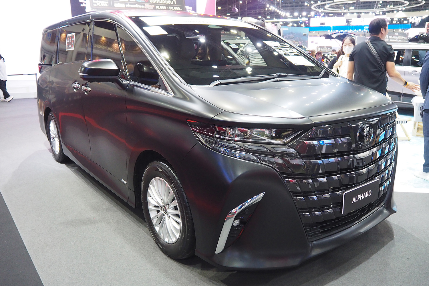 マット塗装のトヨタ・アルファード 〜 画像2