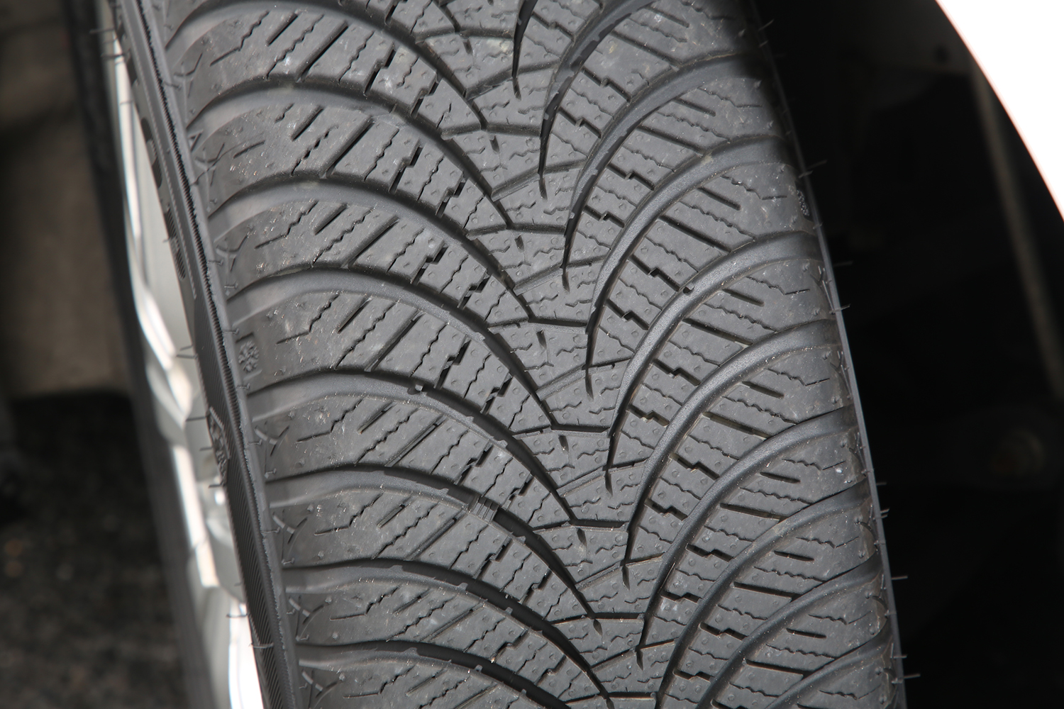 オールシーズンタイヤのイメージ