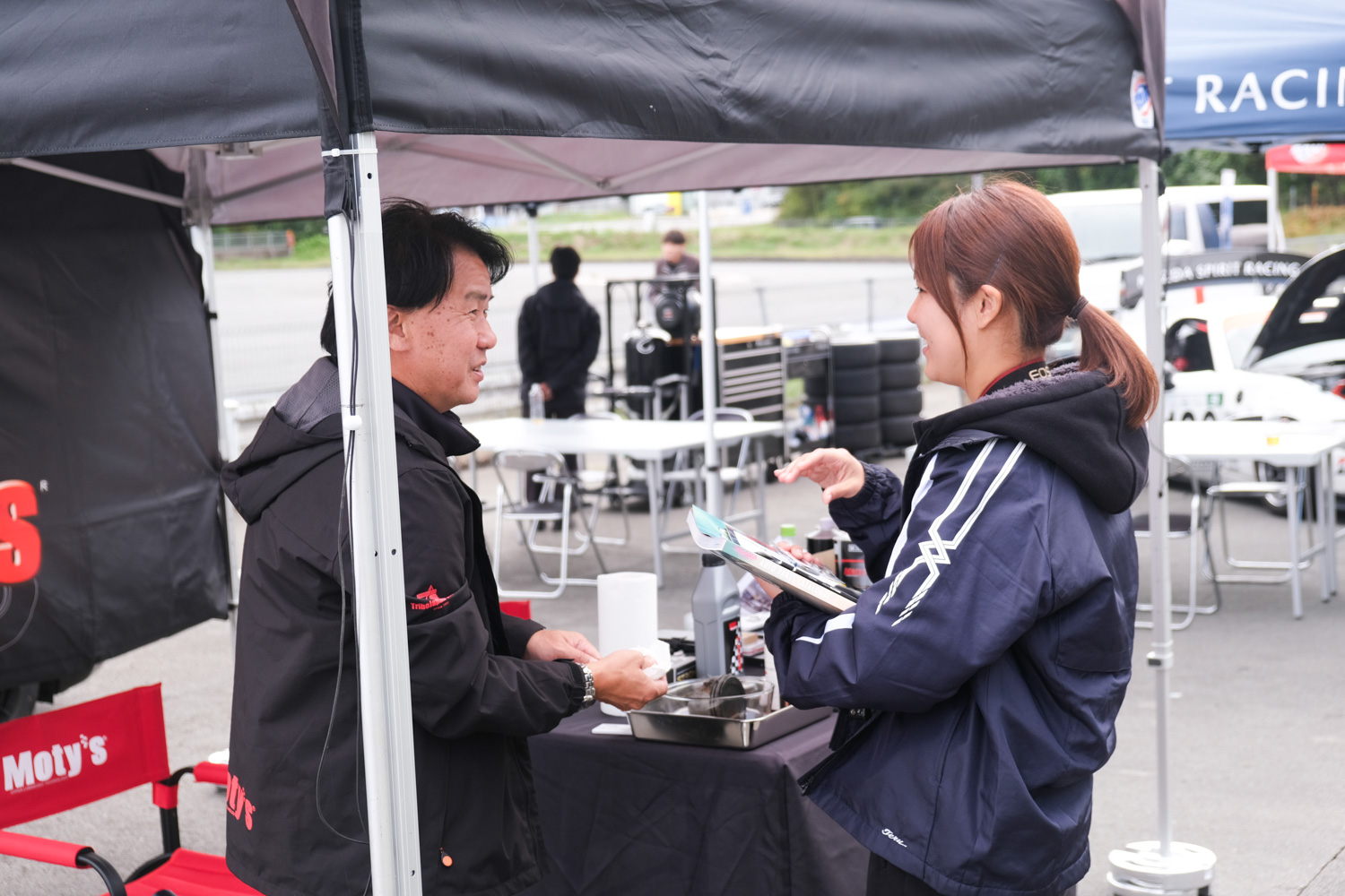 株式会社トライボジャパン営業部統括部長の竹鼻 洋氏と対談する学生