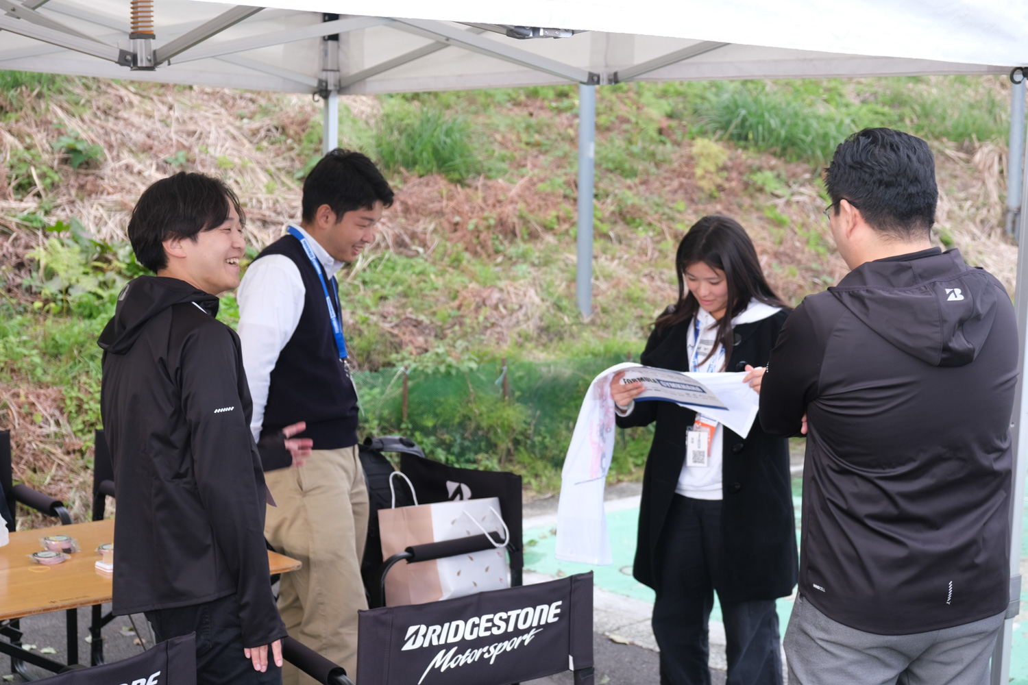 ブリヂストンの山中氏と内定予定者の伊藤さんと交流する学生