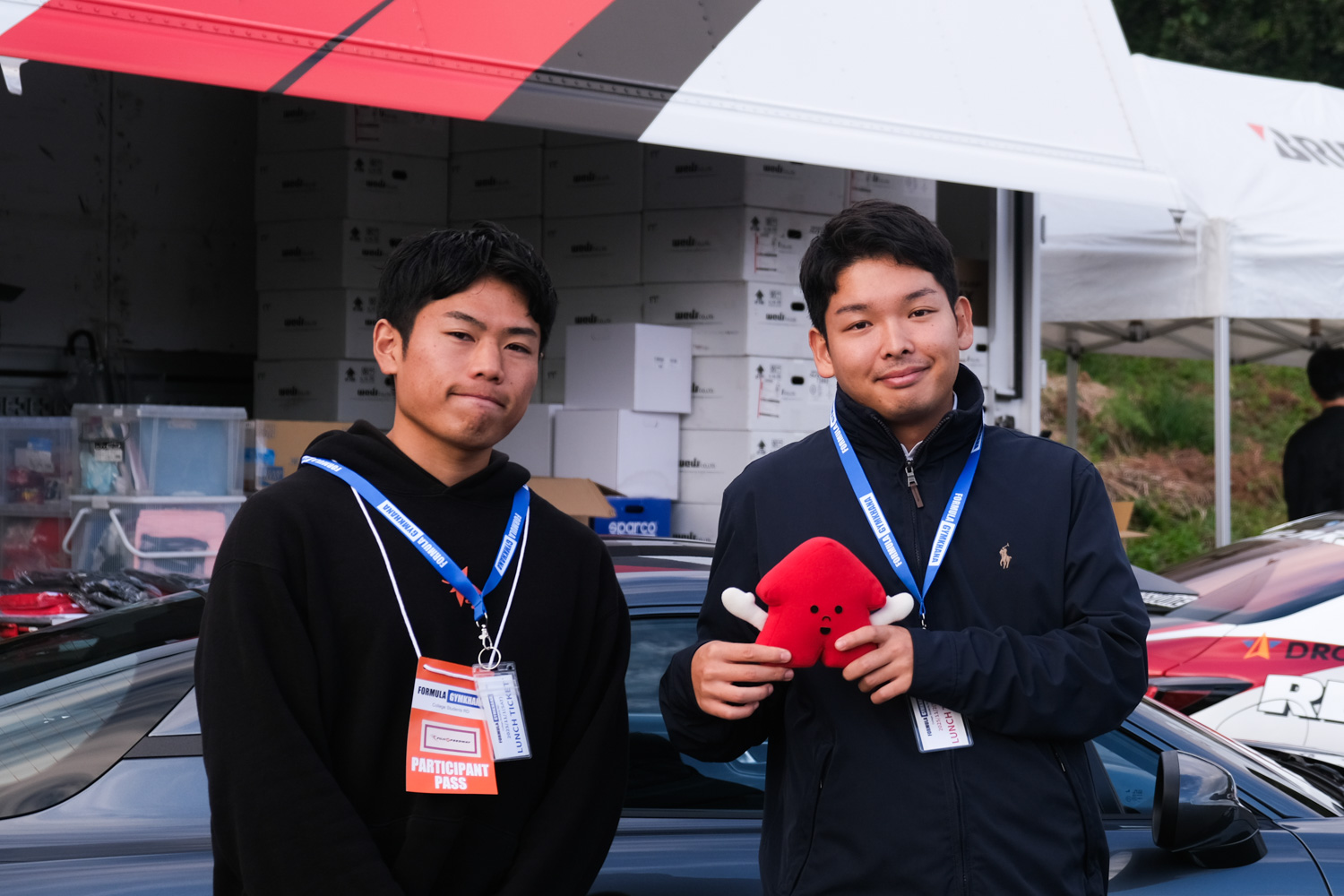 上智大学の伊藤さん（写真左）／入社予定である明治大学の渡辺さん（写真右）／ブリヂストングループの公式キャラクター 「アロー君」（写真中央） 〜 画像2