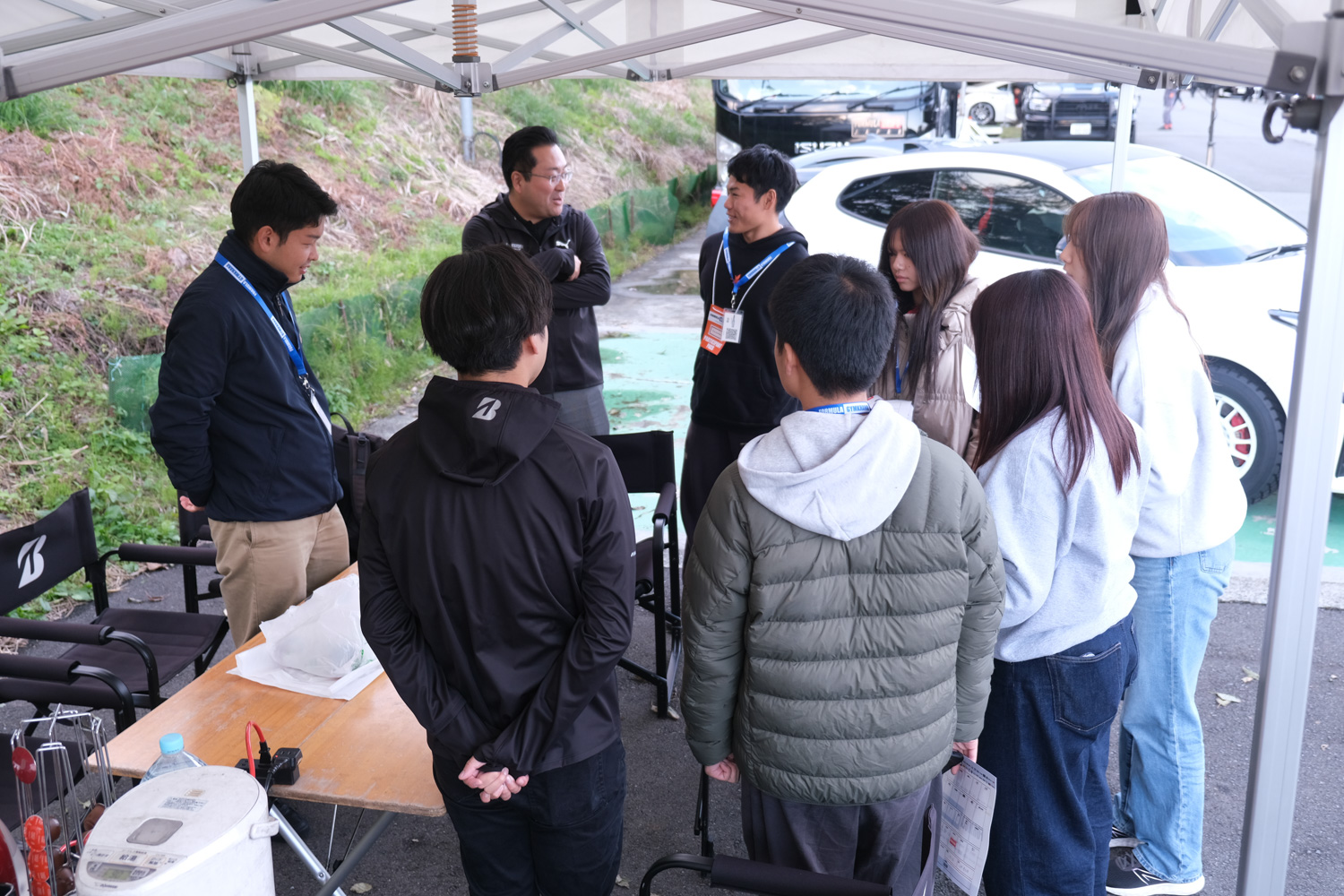 ブリヂストンブースで談笑する社員と学生 〜 画像10