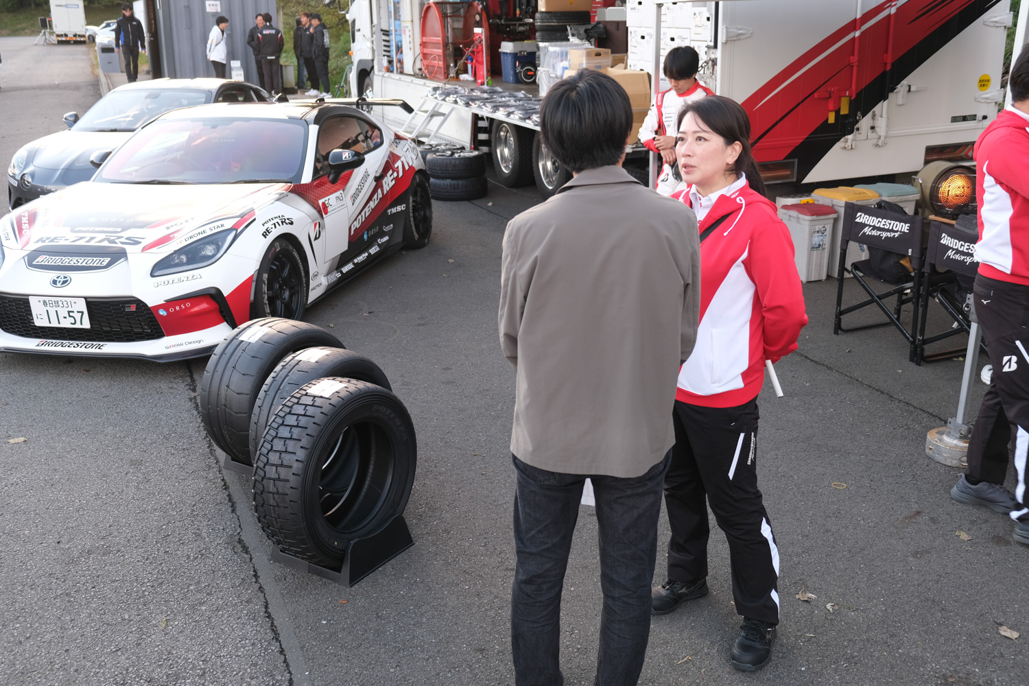 ブリヂストンの栃本氏と交流する学生 〜 画像5