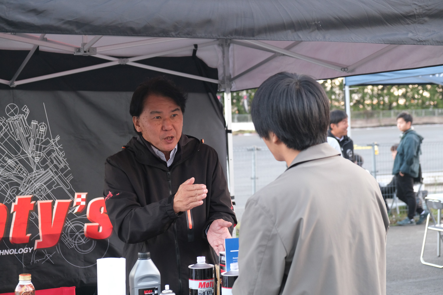 株式会社トライボジャパン営業部統括部長の竹鼻 洋氏と対談する学生