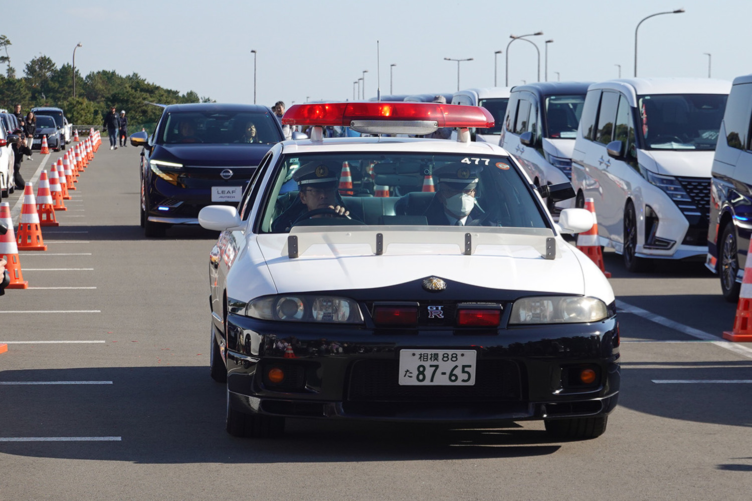 白バイとともにやってきたR33型GT-Rセダンのパトカーと新型リーフ オーテック 〜 画像143