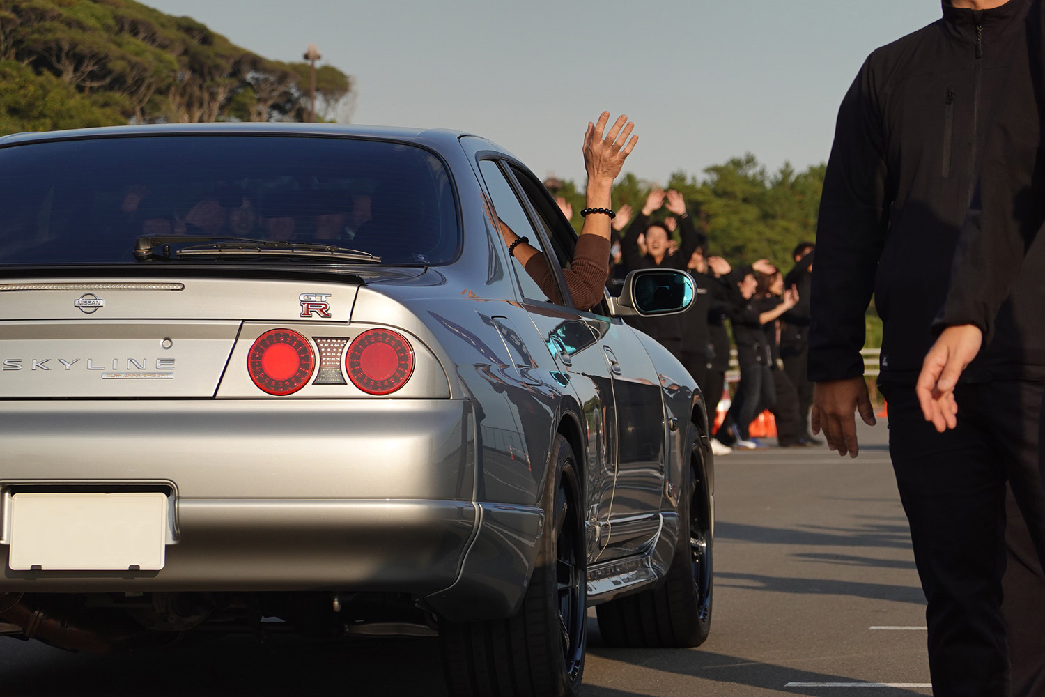 社員のお見送りに手を振り返す参加者 〜 画像142