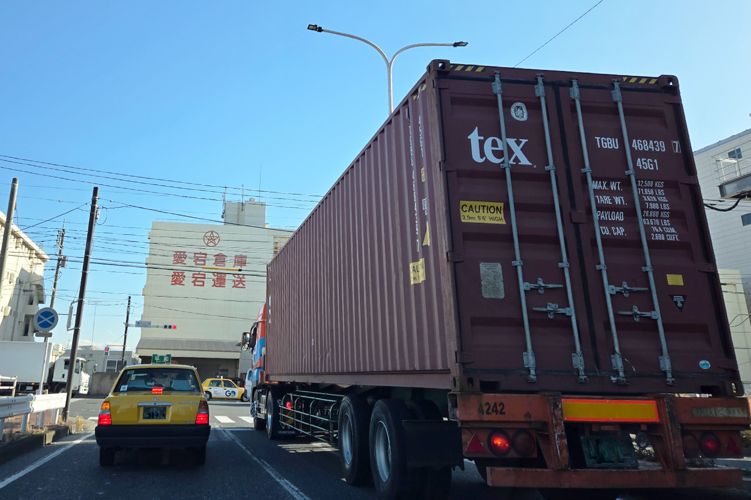 街なかを走る海上コンテナトレーラー