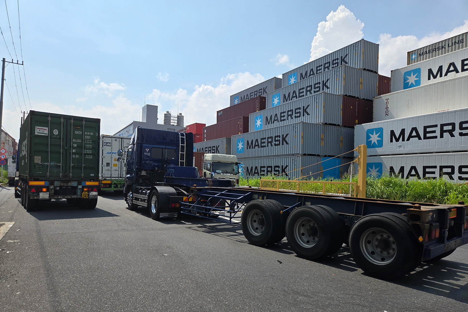 港湾エリアを走行するコンテナトレーラー