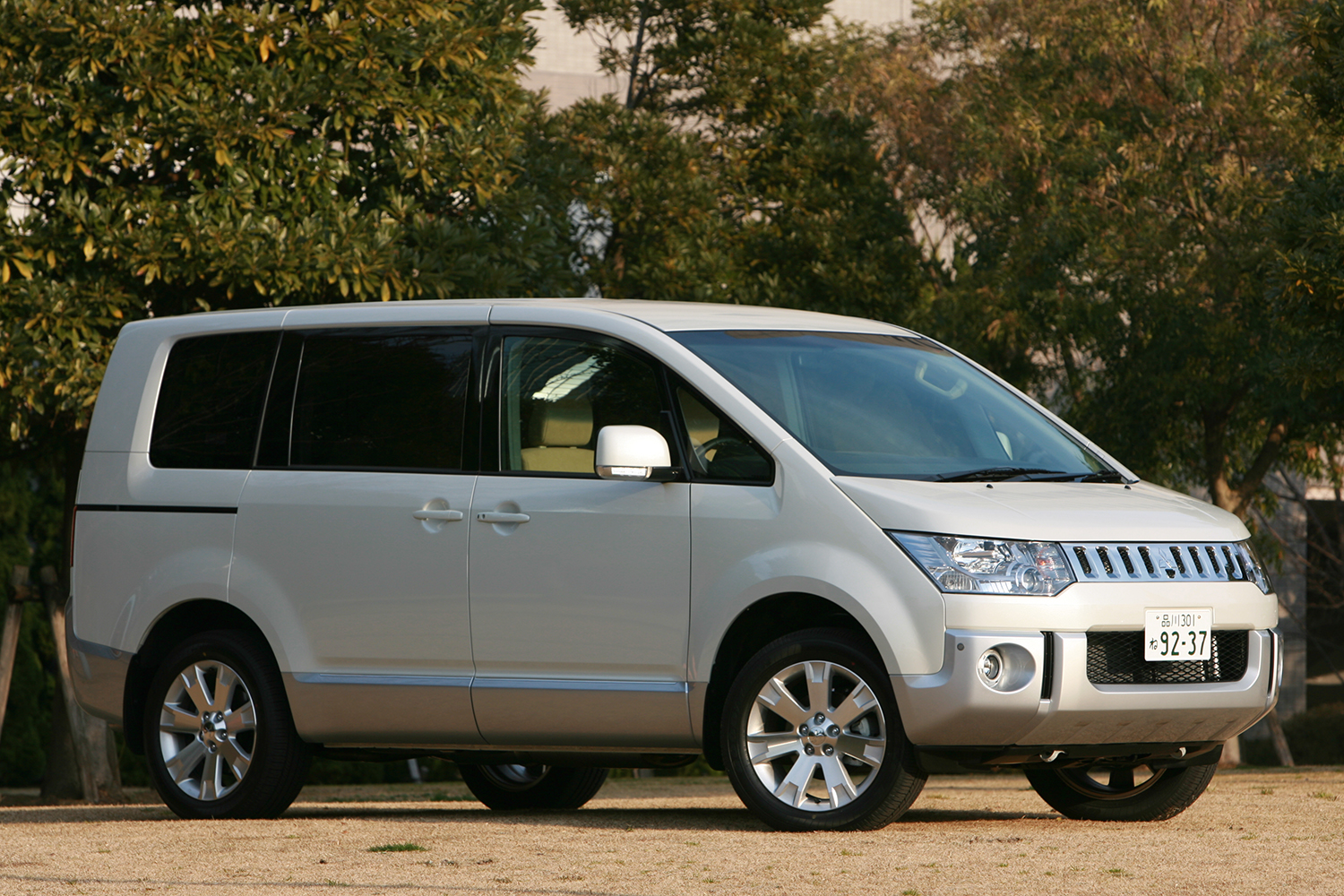 三菱デリカD:5のフロントスタイリング 〜 画像10