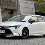 【画像】２リッターハイブリッドにGRスポーツだと？　サイズもデカいし日本とは違う欧州仕様のカローラがうらやましいぞ！ 〜 画像1