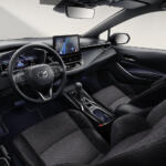 【画像】２リッターハイブリッドにGRスポーツだと？　サイズもデカいし日本とは違う欧州仕様のカローラがうらやましいぞ！ 〜 画像13