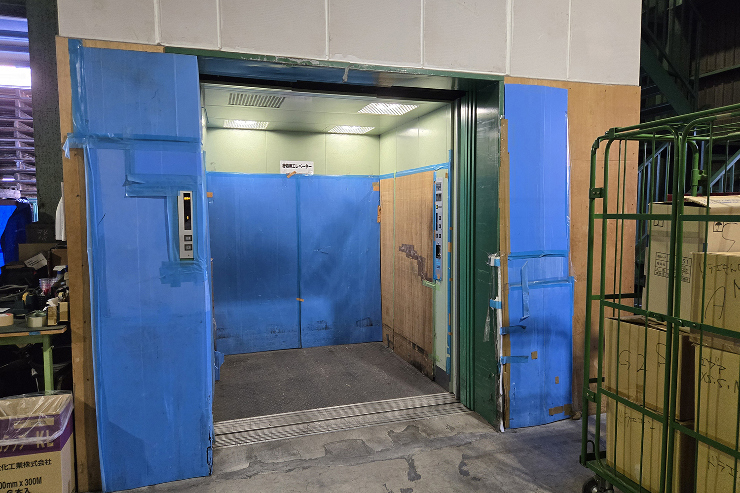 荷物用エレベーター