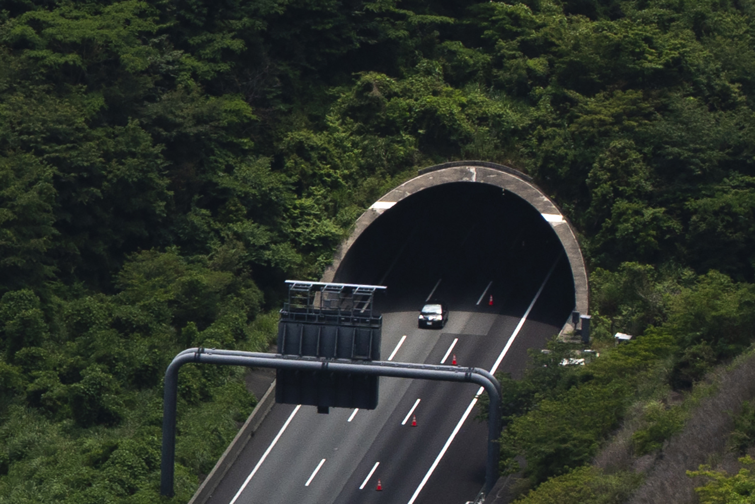 入り口が斜めになっているトンネル