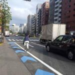 最近「自転車用」のペイントがある道路が増えてるけど……路上に停車するときは寄せてもいいの？