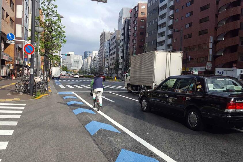 最近「自転車用」のペイントがある道路が増えてるけど……路上に停車するときは寄せてもいいの？