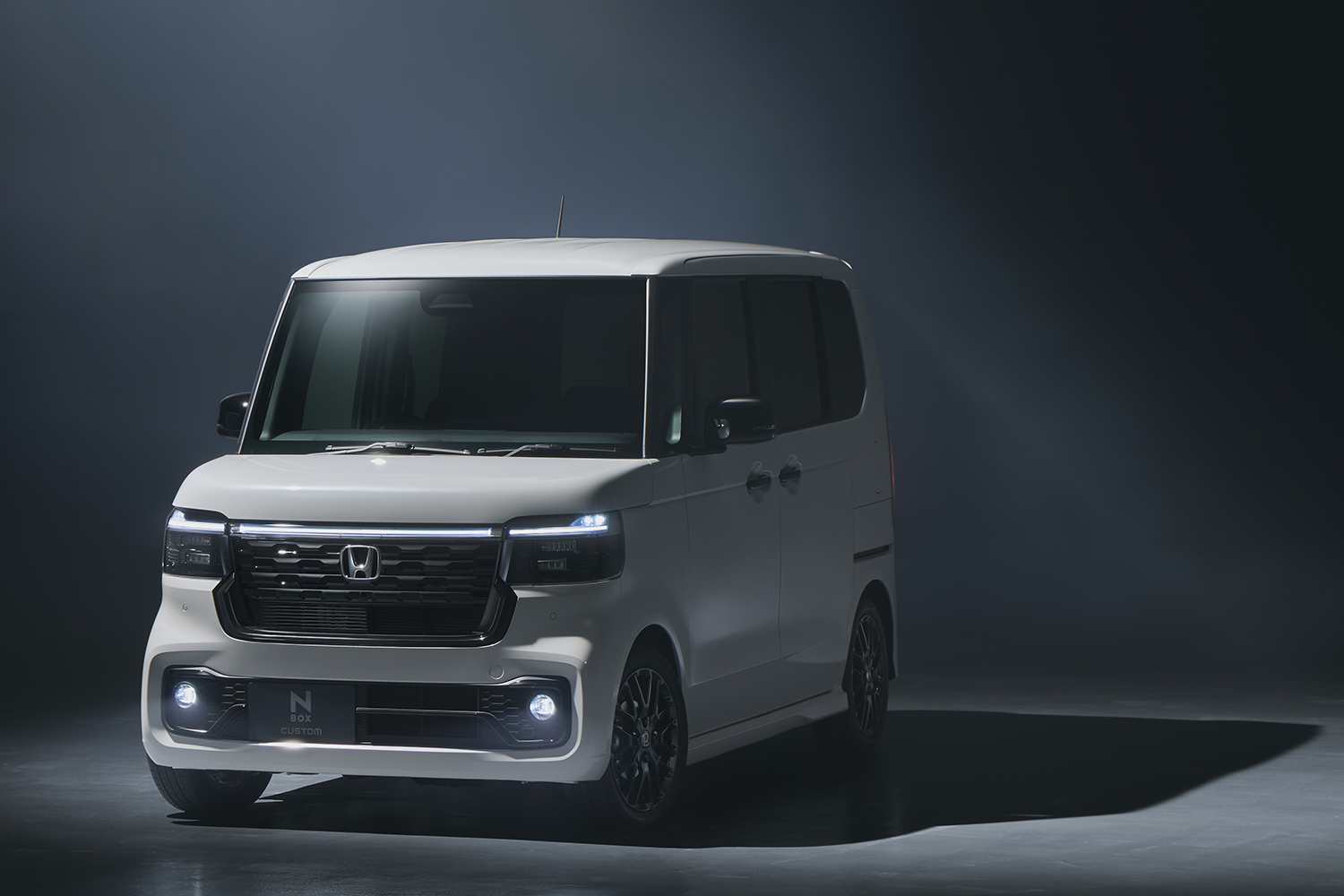 ホンダN-BOX CUSTOM BLACK STYLEのフロントスタイリング 〜 画像1