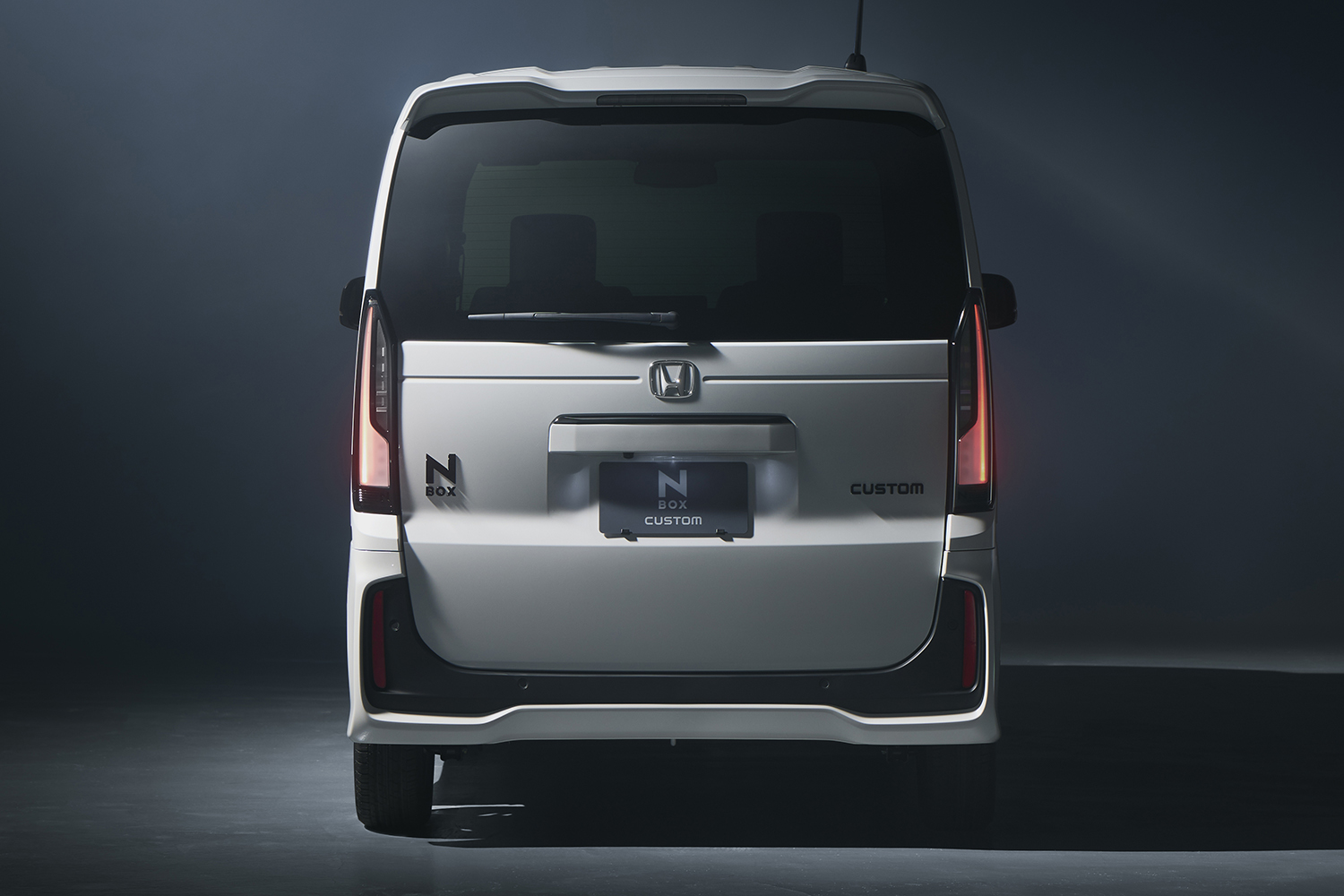 N-BOX CUSTOM BLACK STYLEのリヤスタイリング 〜 画像2